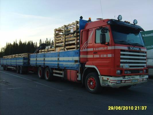 Ala-Korpelan Scania 143M 
Ala-Korpela Ky:n nosturilla varustettu Scania 143M täysperävaunuyhdistelmä.
Avainsanat: Ala-Korpela Scania 143M ABC Hirvaskangas 1