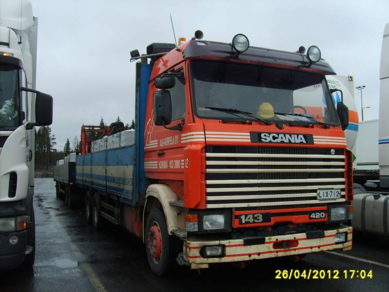 Ala-Korpelan Scania 143
Ala-Korpela Oy:n nosturilla varustettu Scania 143 täysperävaunuyhdistelmä.
Avainsanat: Ala-Korpela Scania 143 ABC Hirvaskangas 12
