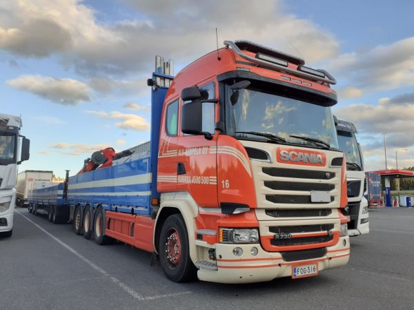 Ala-Korpelan Scania R730
Ala-Korpela Oy:n nosturilla varustettu Scania R730 täysperävaunuyhdistelmä.
Avainsanat: Ala-Korpela Scania R730 ABC Hirvaskangas 16