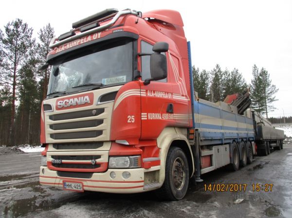 Ala-Korpelan Scania R580 
Ala-Korpela Oy:n nosturilla varustettu Scania R580 täysperävaunuyhdistelmä.
Avainsanat: Ala-Korpela Scania R580 Shell Hirvaskangas Saunis 25