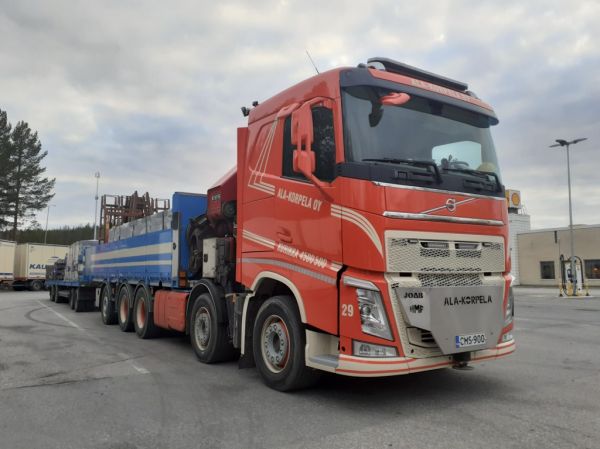Ala-Korpelan Volvo FH
Ala-Korpela Oy:n nosturilla varustettu Volvo FH täysperävaunuyhdistelmä.
Avainsanat: Ala-Korpela Volvo FH Shell Hirvaskangas Saunis