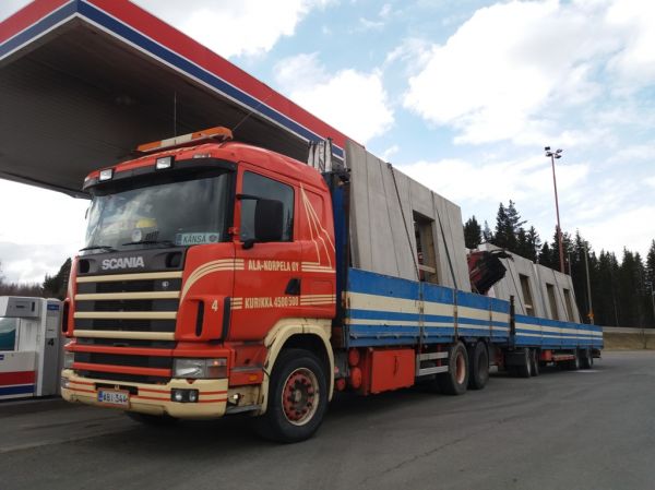 Ala-Korpelan Scania 124 
Ala-Korpela Oy:n nosturilla varustettu Scania 124 täysperävaunuyhdistelmä.
Avainsanat: Ala-Korpela Scania 124 ABC Hirvaskangas Känsä 4