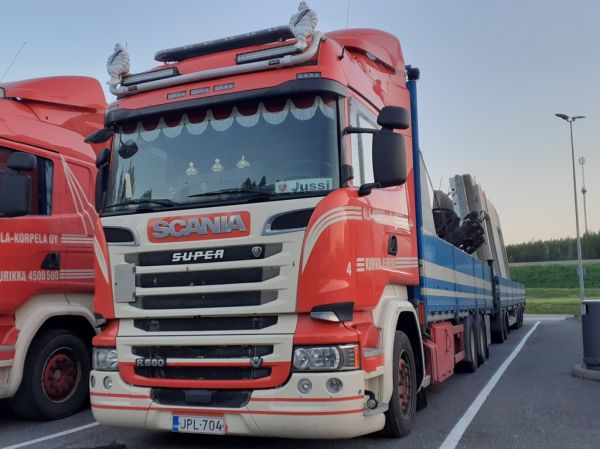 Ala-Korpelan Scania R580
Ala-Korpela Oy:n nosturilla varustettu Scania R580 täysperävaunuyhdistelmä.
Avainsanat: Ala-Korpela Scania R580 Shell Hirvaskangas Jussi 4