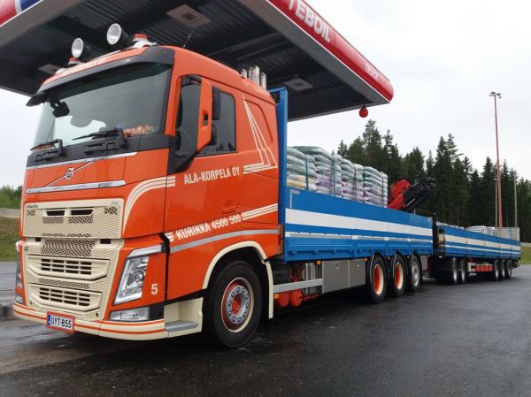 Ala-Korpelan Volvo FH
Ala-Korpela Oy:n nosturilla varustettu Volvo FH täysperävaunuyhdistelmä.
Avainsanat: Ala-Korpela Volvo FH ABC Hirvaskangas 5