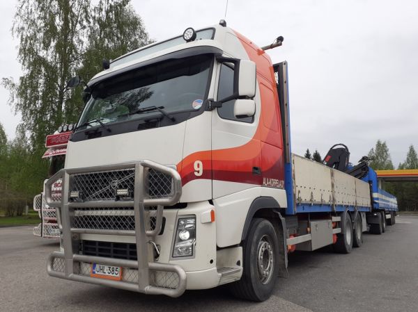 Ala-Korpelan Volvo FH
Ala-Korpela Oy:n nosturilla varustettu Volvo FH täysperävaunuyhdistelmä.
Avainsanat: Ala-Korpela Volvo FH Shell Hirvaskangas 9