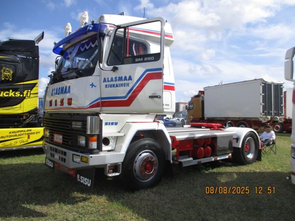 Alasmaan Sisu SM260
Alasmaan Sisu SM260 rekkaveturi.
Avainsanat: Alasmaa Sisu SM260 Alahärmä25 Lassi