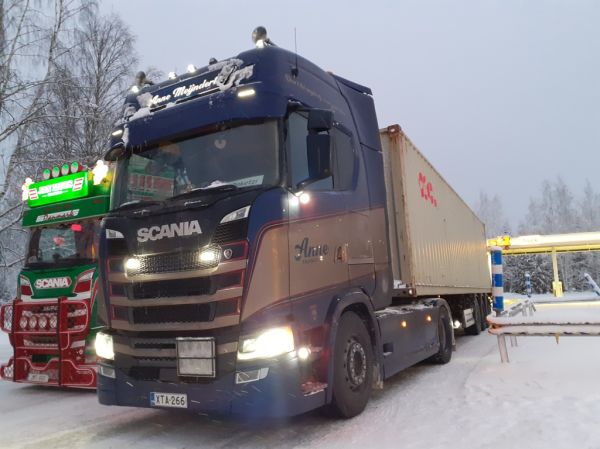 Klikkaa kuvaa nähdäksesi se täysikokoisena
==============
Anne Transportin Scania
Anne Transportin Scania puoliperävaunuyhdistelmä.
Avainsanat: Anne-Transport Scania ST1 Hirvaskangas Jaketzi Anne Transportin Scania
Anne Transportin Scania puoliperävaunuyhdistelmä.
Avainsanat: Anne-Transport Scania ST1 Hirvaskangas Jaketzi