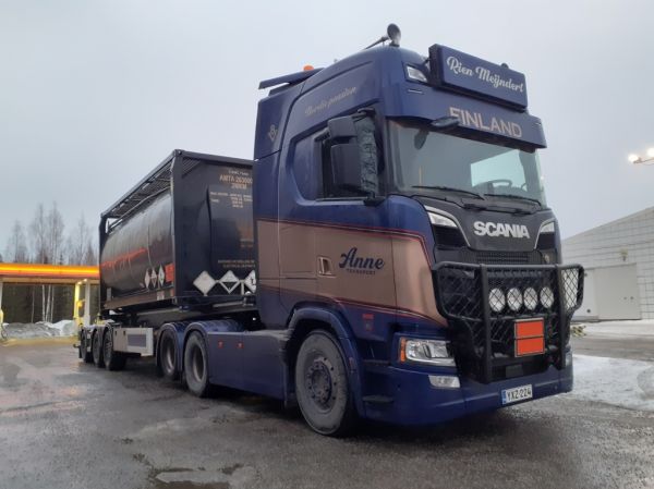 Anne Transportin Scania
Anne Transportin Scania puoliperävaunuyhdistelmä.
Avainsanat: Anne -Transport Scania Shell Hirvaskangas