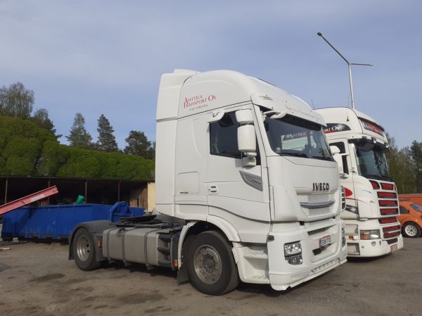 Anttila Transportin Iveco Stralis 420
Anttila Transport Oy:n Iveco Stralis 420 rekkaveturi.
Avainsanat: M-Anttila Iveco Stralis 420