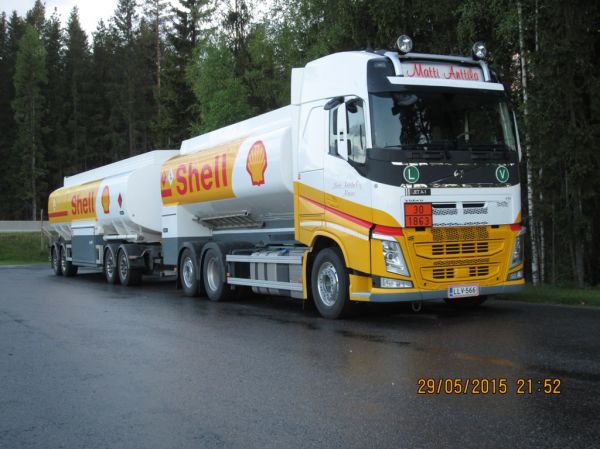 M Anttilan Volvo FH 
Shellin ajossa oleva M Anttila Oy:n Volvo FH säiliöyhdistelmä.
Avainsanat: Anttila Volvo FH ABC Hirvaskangas Shell