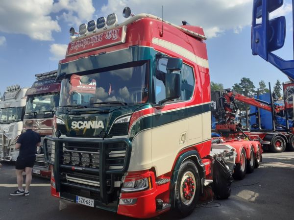 Apupoikien Scania
Apupojat Oy:n Scania rekkaveturi.
Avainsanat: Apupojat Scania Himos25