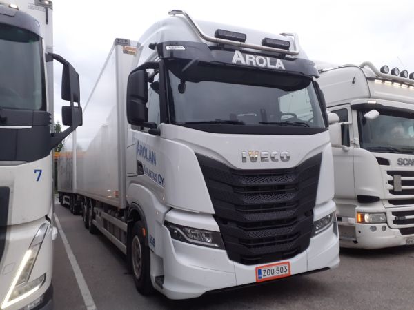 Arolan Kuljetuksen Iveco S-Way
Arolan Kuljetus Oy:n Iveco S-Way täysperävaunuyhdistelmä.
Avainsanat: Arola Iveco S-Way 558 Shell Hirvaskangas