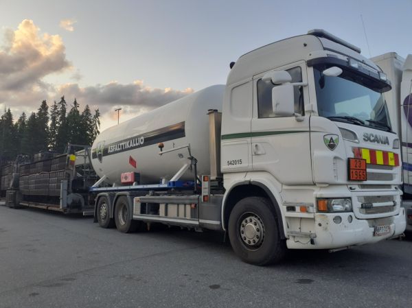 Asfalttikallion Scania R560
Asfalttikallion Scania R560 nestekaasun kuljetusauto.
Avainsanat: Asfalttikallio Scania R560 ABC Hirvaskangas 542015