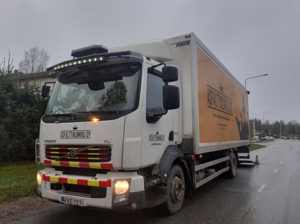 Klikkaa kuvaa nähdäksesi se täysikokoisena
==============
Asfalttikunkun Volvo FL240
Asfalttikunkku Oy:n Volvo FL240 huoltoauto.
Avainsanat: Asfalttikunkku Volvo FL240 Asfalttikunkun Volvo FL240
Asfalttikunkku Oy:n Volvo FL240 huoltoauto.
Avainsanat: Asfalttikunkku Volvo FL240
