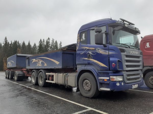 Asfalttilinjan Scania R620
Asfalttilinjan Scania R620 täysperävaunuyhdistelmä.
Avainsanat: Asfalttilinja AL Scania R620 ABC Hirvaskangas