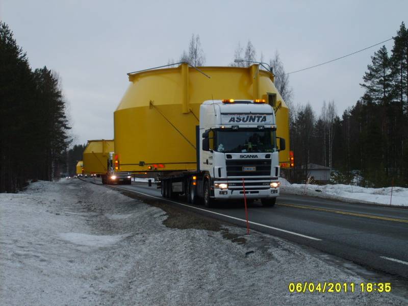 Kuljetus Asunnan Scania 124L
Kuljetus Asunta Oy:n Scania 124L puoliperävaunuyhdistelmä kyydissään toinen Saarijärven Säiliövalmisteen tekemä Sodankylään menossa oleva säiliö.
Avainsanat: Asunta Scania 124L Erikoiskuljetus