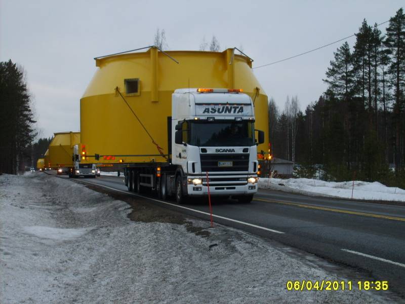 Kuljetus Asunnan Scania 124L
Kuljetus Asunta Oy:n Scania 124L puoliperävaunuyhdistelmä kyydissään ensimmäinen Saarijärven Säiliövalmisteen tekemä Sodankylään menossa oleva säiliö.
Avainsanat: Asunta Scania 124L Erikoiskuljetus