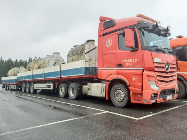 Y Auramaan MB 2551 Actros
Kaukokiidon ajossa oleva Y Auramaa Oy:n MB 2551 Actros puoliperävaunu+vasikkayhdistelmä.
Avainsanat: Kaukokiito Auramaa MB 2551 Actros ABC Hirvaskangas 107