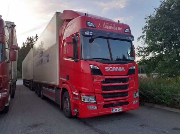 Kuljetus A Kajanojan Scania 500R
Kaukokiidon/Y Auramaan ajossa oleva Kuljetus A Kajanoja Oy:n Scania 500R täysperävaunuyhdistelmä.
Avainsanat: Kajanoja Kaukokiito Auramaa Scania 500R ABC Hirvaskangas Jolppi