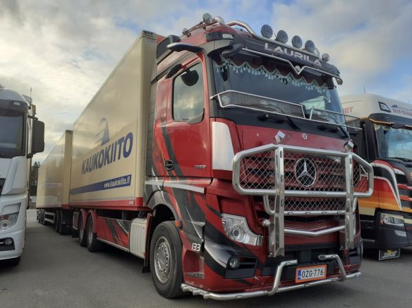 Kuljetusliike T Laurilan MB 2553 Actros
Kaukokiidon/Y Auramaan ajossa oleva Kuljetusliike T Laurilan MB 2553 Actros täysperävaunuyhdistelmä.
Avainsanat: Laurila Kaukokiito Auramaa MB 2553 Actros ABC Hirvaskangas 133