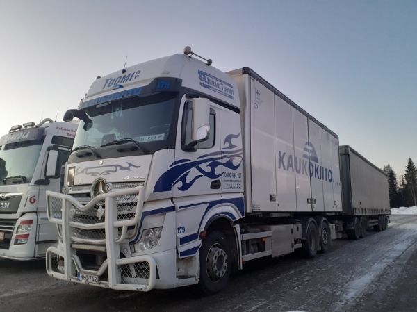 Kuljetusliike J Tuomen MB Actros
Kaukokiidon/Y Auramaan ajossa oleva Kuljetusliike J Tuomi Oy:n MB Actros täysperävaunuyhdistelmä.
Avainsanat: Tuomi Kaukokiito Auramaa MB Actros ABC Hirvaskangas Moska 179