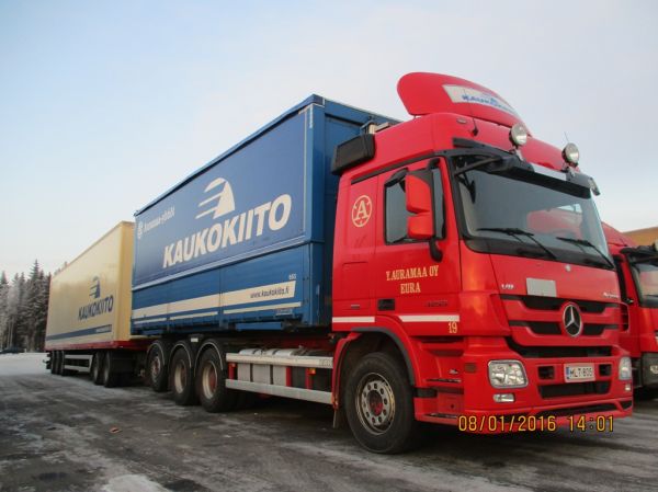 Y Auramaan MB 3255 Actros 
Kaukokiidon ajossa oleva Y Auramaa Oy:n MB 3255 Actros täysperävaunuyhdistelmä.
Avainsanat: Kaukokiito Auramaa MB 3255 Actros ABC Hirvaskangas 19