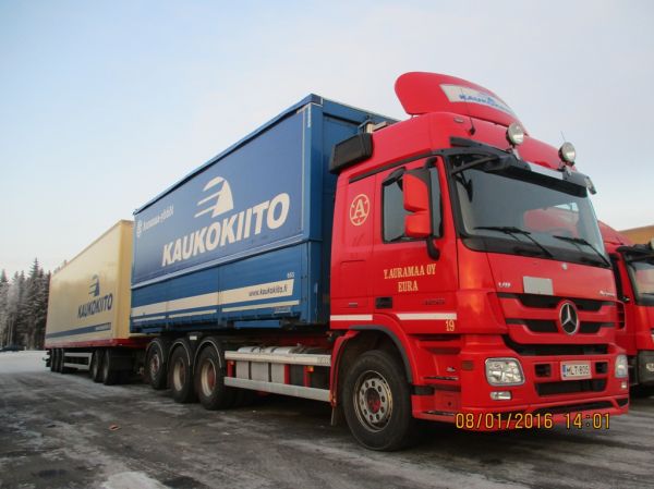 Y Auramaan MB 3255 Actros 
Y Auramaa Oy:n MB 3255 Actros täysperävaunuyhdistelmä.
Avainsanat: Kaukokiito Auramaa MB 3255 Actros ABC Hirvaskangas 19