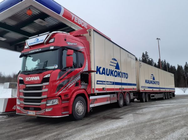 Kuljetus M Viertolan Scania R540
Kaukokiidon/ Y Auramaan ajossa oleva Kuljetus M Viertolan Scania R540 täysperävaunuyhdistelmä.
Avainsanat: Kaukokiito Viertola Auramaa Scania R540 ABC Hirvaskangas 190