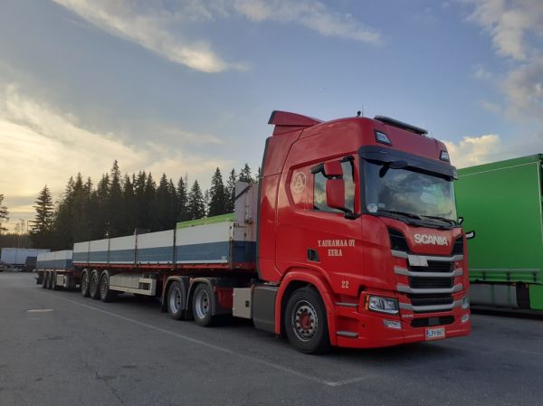 Auramaan Scania R540
Kaukokiidon ajossa oleva Y Auramaa Oy:n Scania R540 puoliperävaunu+vasikkayhdistelmä.
Avainsanat: Kaukokiito Auramaa Scania R540 ABC Hirvaskangas