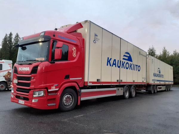 Kuljetus Tornikosken Scania 500R
Kaukokiidon/Y Auramaan ajossa oleva Kuljetus Tornikoski Oy:n Scania 500R täysperävaunuyhdistelmä.
Avainsanat: Tornikoski Kaukokiito Auramaa Scania 500R ABC Hirvaskangas 260
