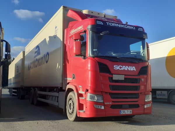 Kuljetus Tornikosken Scania 500R
Kaukokiidon/Y Auramaan ajossa oleva Kuljetus Tornikoski Oy:n Scania 500R täysperävaunuyhdistelmä.
Avainsanat: Tornikoski Kaukokiito Auramaa Scania 500R ABC Hirvaskangas 261