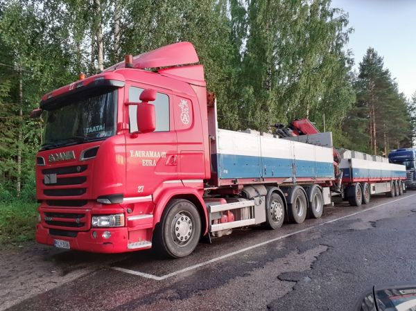 Y Auramaan Scania R520
Kaukokiidon ajossa oleva Y Auramaa Oy:n nosturilla varustettu Scania R520 täysperävaunuyhdistelmä.
Avainsanat: Kaukokiito Auramaa Scania R500 Shell Hirvaskangas 27 Taata