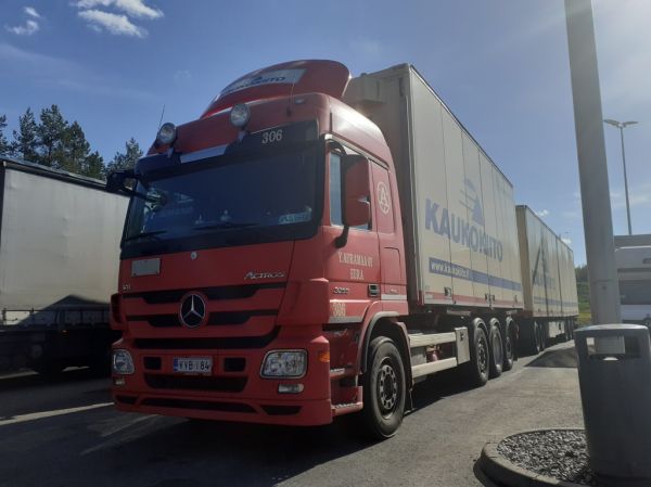 Auramaan MB 3255 Actros
Kaukokiidon ajossa oleva Y Auramaa Oy:n MB 3255 Actros täysperävaunuyhdistelmä.
Avainsanat: Kaukokiito Auramaa MB 3255 Actros Shell Hirvaskangas 306