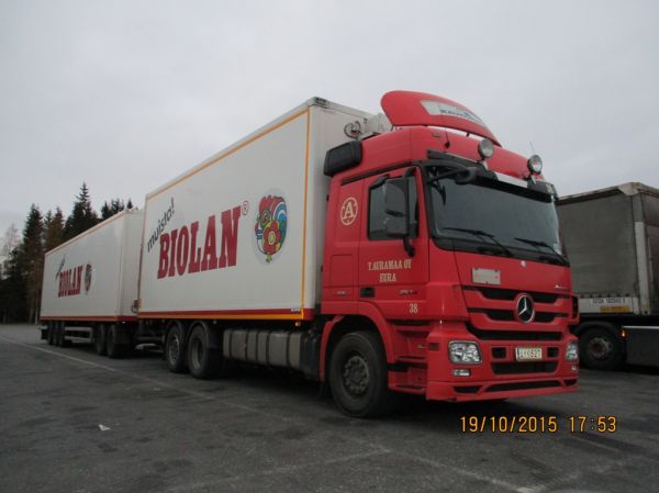 Y Auramaan MB 2544 Actros
Kaukokiidon ajossa oleva Y Auramaa Oy:n MB 2544 Actros täysperävaunuyhdistelmä.
Avainsanat: Auramaa Biolan MB 2544 Actros ABC Hirvaskangas Kaukokiito 38