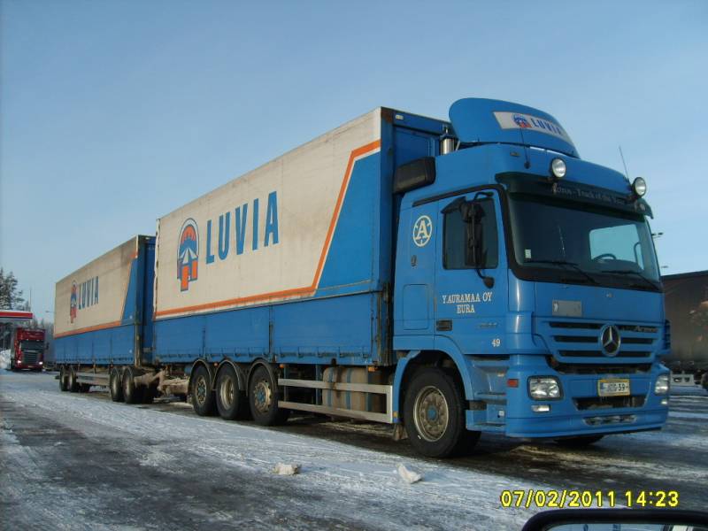 Y Auramaan MB 2544 Actros
Y Auramaa Oy:n MB 2544 Actros täysperävaunuyhdistelmä.
Avainsanat: Auramaa MB 2544 Actros ABC Hirvaskangas 49 Luvia