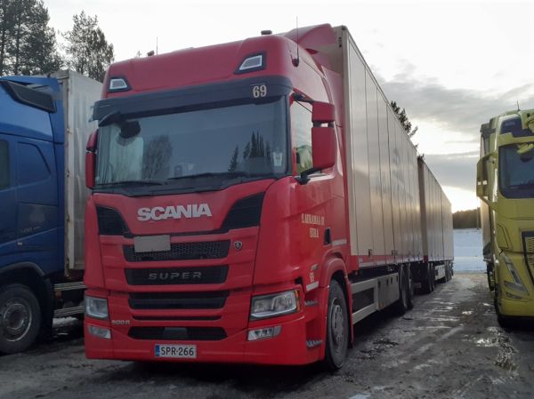 Y Auramaan Scania 500R
Kaukokiidon ajossa oleva Y Auramaa Oy:n Scania 500R täysperävaunuyhdistelmä.
Keywords: Auramaa Kaukokiito Scania 500R Shell Hirvaskangas 69