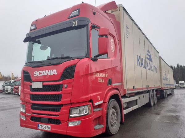 Y Auramaan Scania R500
Kaukokiidon ajossa oleva Y Auramaa Oy:n Scania R500 täysperävaunuyhdistelmä.
Avainsanat: Auramaa Kaukokiito Scania R500 ABC Hirvaskangas 71