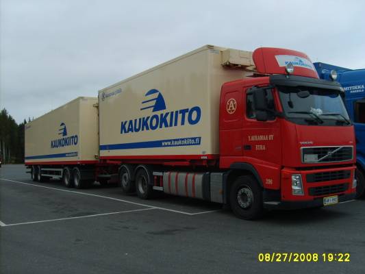 Y Auramaan Volvo FH440 
Kaukokiidon ajossa oleva Y Auramaa Oy:n Volvo FH440 täysperävaunuyhdistelmä.
Avainsanat: Auramaa Volvo FH440 ABC Hirvaskangas 206 Kaukokiito