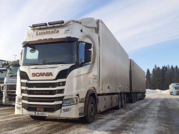 Autoilija A-P Luomalan Scania 560R
Autoilija A-P Luomalan Scania 560R täysperävaunuyhdistelmä.
Avainsanat: Luomala Scania 560R ABC Hirvaskangas