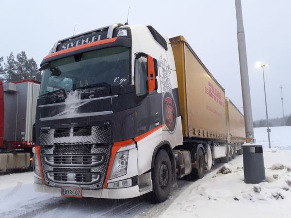 B Sivén Yhtiöt Oy:n Volvo FH
B Sivén Yhtiöt Oy:n Volvo FH b-juna
Avainsanat: Sivén Volvo FH DHL B-juna Shell Hirvaskangas Veijo