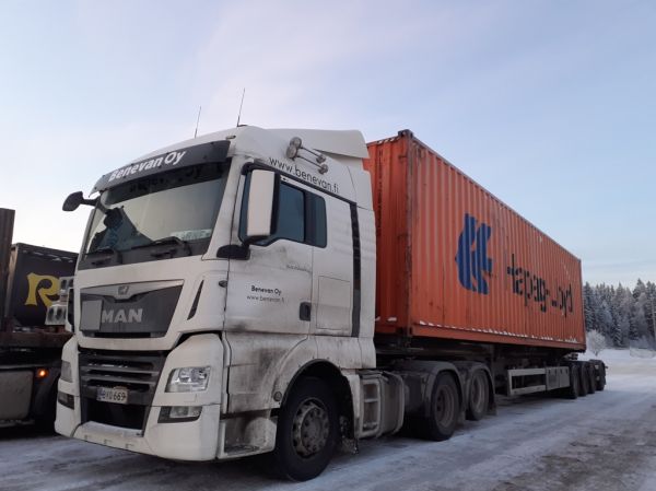 Benevan MAN TGX 28.500
Benevan Oy:n MAN TGX 28.500 puoliperävaunuyhdistelmä.
Avainsanat: Benevan MAN TGX 28.500 ABC Hirvaskangas Aarne