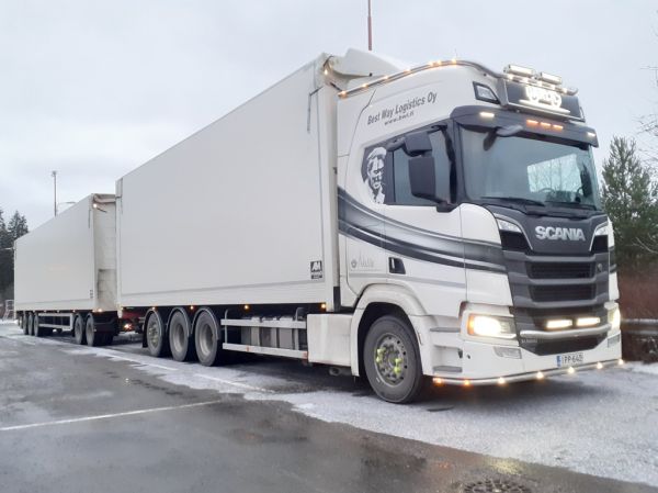 Best Way Logisticsin Scania R660
Best Way Logistics Oy:n Scania R660 täysperävaunuyhdistelmä.
Avainsanat: Best-Way-Logistics Scania R660 ABC Hirvaskangas Nasse-setä