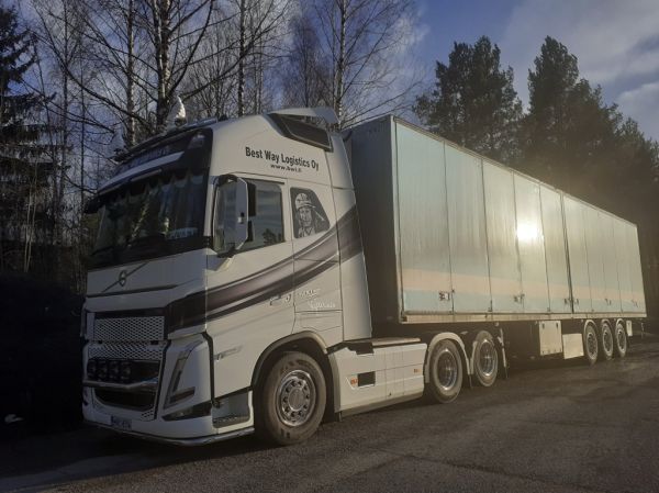 Best Way Logisticsin Volvo FH500
Best Way Logistics Oy:n Volvo FH500 puoliperävaunuyhdistelmä.
Avainsanat: Best-Way-Logistics Volvo FH500 Shell Hirvaskangas Ilmari-Piiparinen