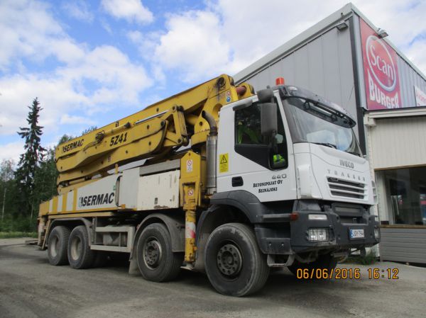 Betonipoikien Iveco Trakker 440
Betonipojat Oy:n Iveco Trakker 440 betoninpumppausauto.
Avainsanat: Betonipojat Iveco Trakker 440 Neste