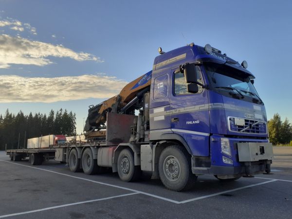 Blue Cargon Volvo FH
Blue Cargo Oy:n nosturilla varustettu Volvo FH täysperävaunuyhdistelmä.
Avainsanat: Blue-Cargo Volvo FH ABC Hirvaskangas