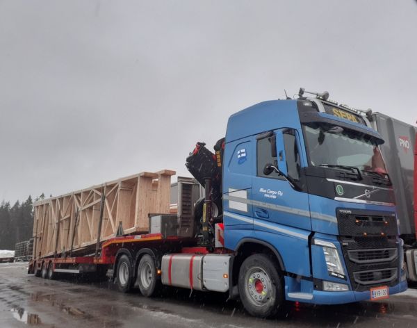 Blue Cargon Volvo FH
Blue Cargo Oy:n nosturilla varustettu Volvo FH puoliperävaunuyhdistelmä.

Avainsanat: Blue-Cargo Volvo FH Sepa ABC Hirvaskangas