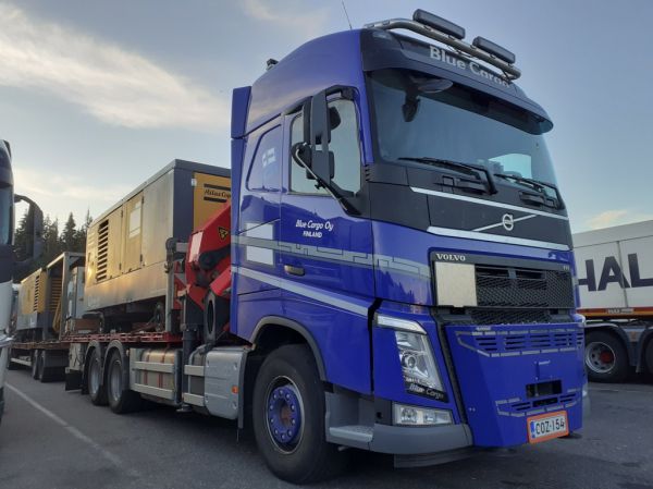 Blue Cargon Volvo FH
Blue Cargo Oy:n nosturilla varustettu Volvo FH täysperävaunuyhdistelmä. 
Avainsanat: Blue-Cargo Volvo FH ABC Hirvaskangas