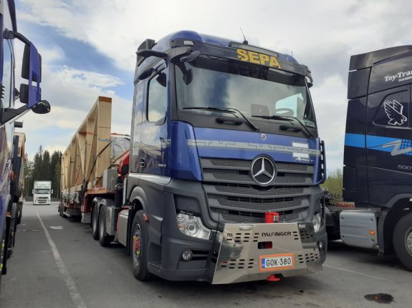 Blue Cargon MB 2551 Actros 
Blue Cargo Oy:n nosturilla varustettu MB 2551 Actros puoliperävaunuyhdistelmä
Avainsanat: Blue-Cargo MB 2551 Actros ABC Hirvaskangas