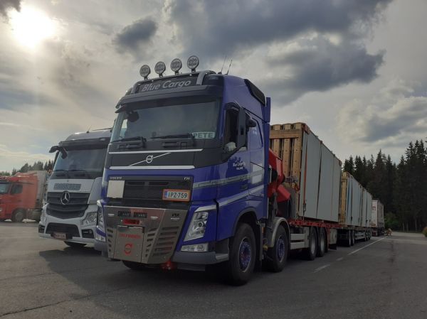 Blue Cargon Volvo FH
Blue Cargo Oy:n nosturilla varustettu Volvo FH täysperävaunuyhdistelmä.
Avainsanat: Blue-Cargo Volvo FH ABC Hirvaskangas