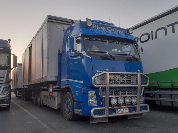 Blue Cargon Volvo FH420
Blue Cargo Oy:n ajossa oleva JPT Transport Oy:n Volvo FH420 täysperävaunuyhdistelmä.
Avainsanat: Blue-Cargo JPT-Transport Volvo FH420 ABC Hirvaskangas